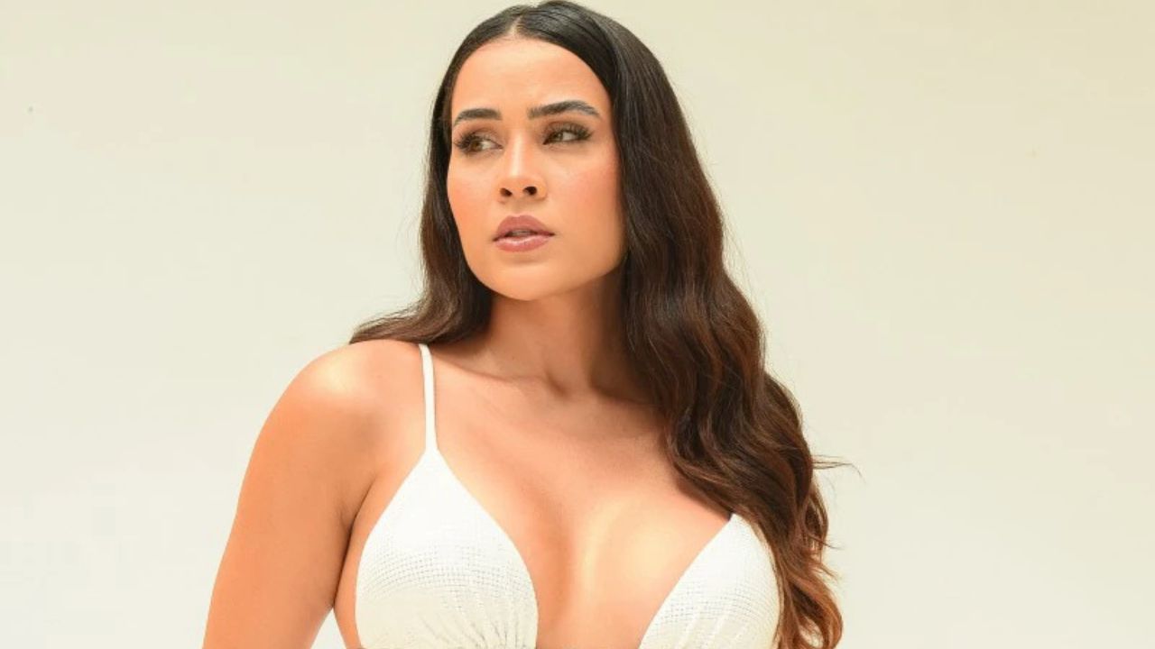 O biquíni branco é o toque de leveza que o verão pede