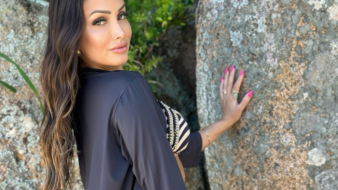Saída de praia com leveza, elegância e movimento