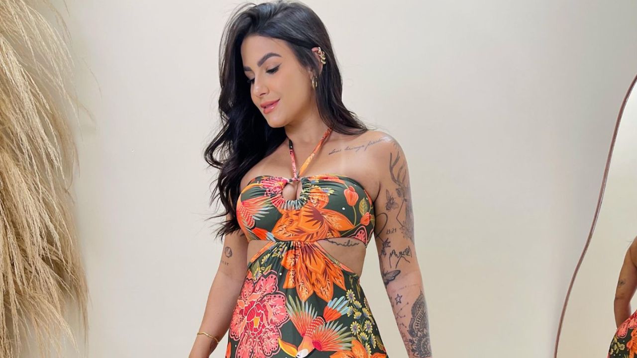 O vestido estampado que traduz o verão em leveza, cor e movimento