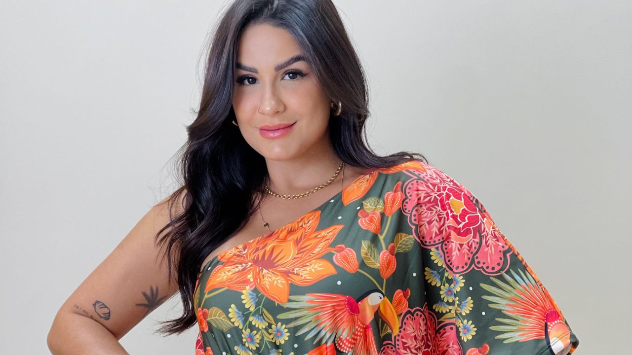 Este vestido estampado vai iluminar seu look