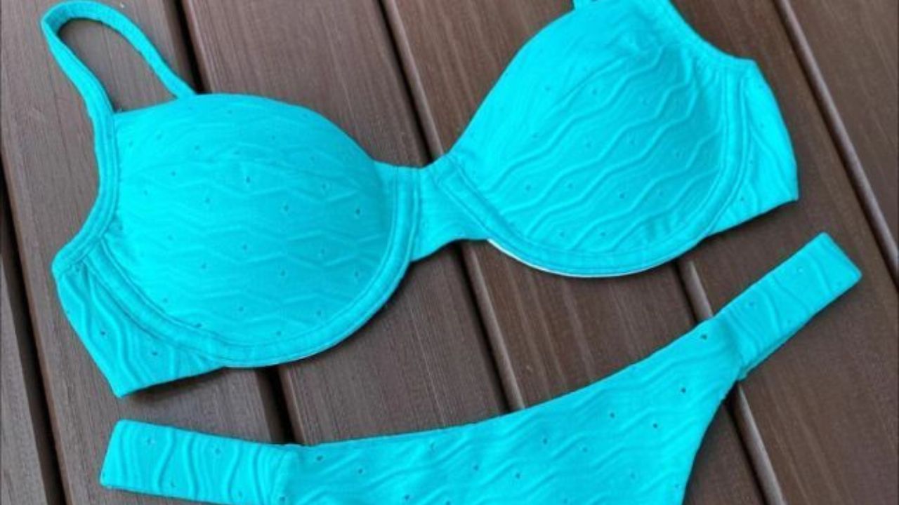 O biquíni meia-taça ideal para combinar com saídas de praia modernas
