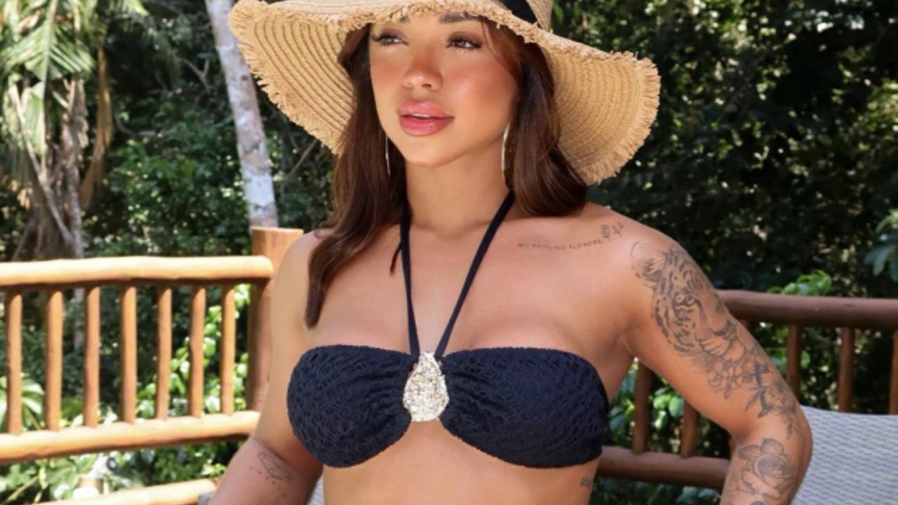 Um toque de sofisticação à beira-mar começa com o biquíni preto certo