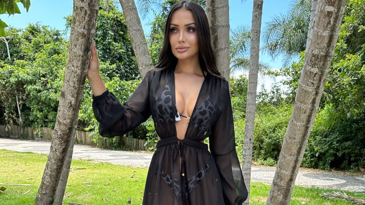 A saída de praia que eleva o look com leveza e sofisticação