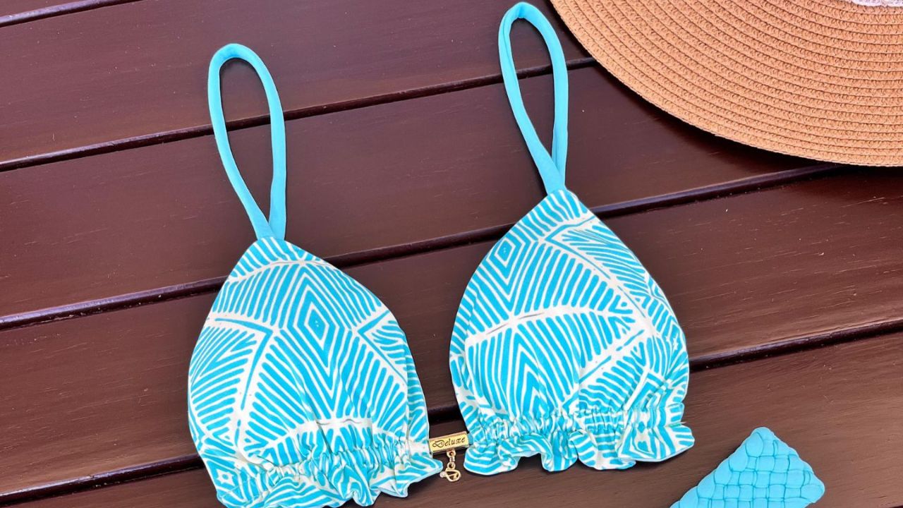 Este biquíni une charme, elegância e liberdade