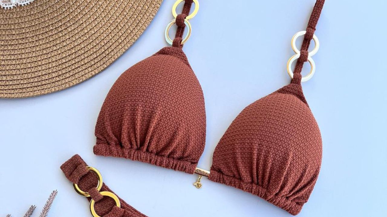 Elegância terrosa no verão com o biquíni marrom queridinho da estação