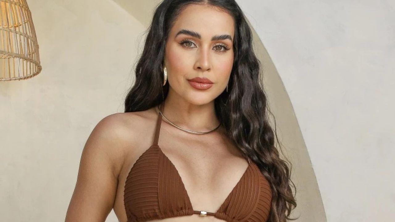 Elegância natural com o charme do biquíni marrom