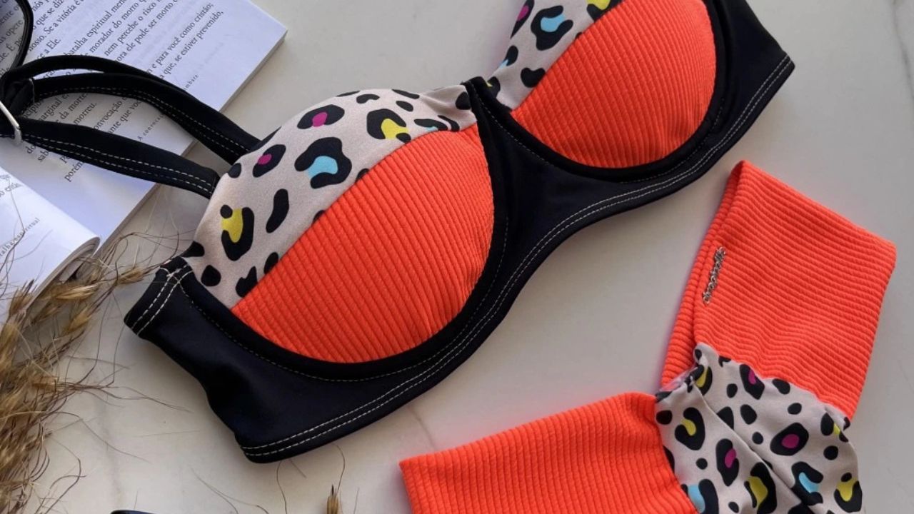 Visual marcante com biquíni hot pants em tons intensos