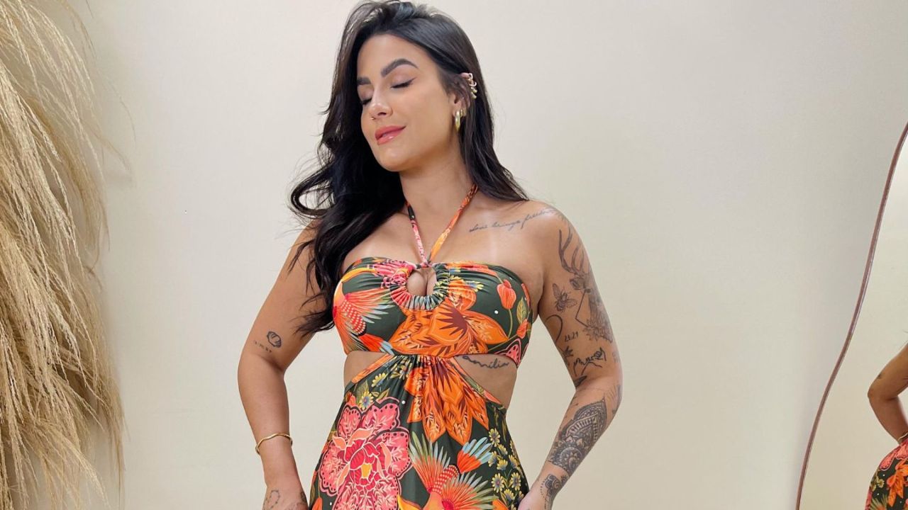 Este vestido estampado mistura elegância e ousadia na medida certa