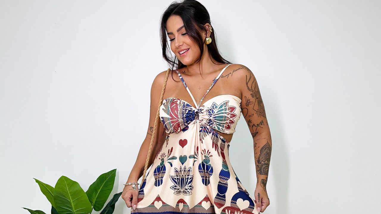O vestido estampado ideal para dias quentes com estilo
