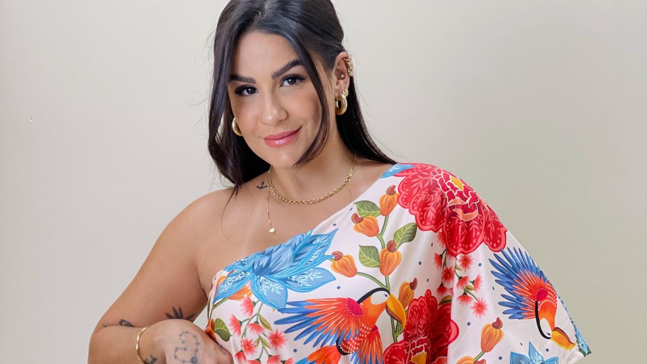 O vestido estampado que sai do verão e entra no frio com estilo
