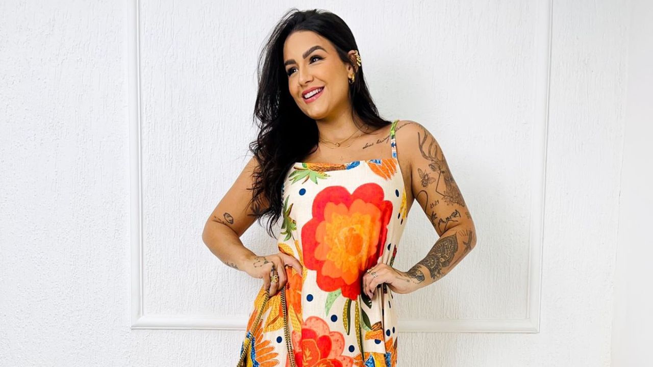 Vestido com estampa marcante para dias de sol