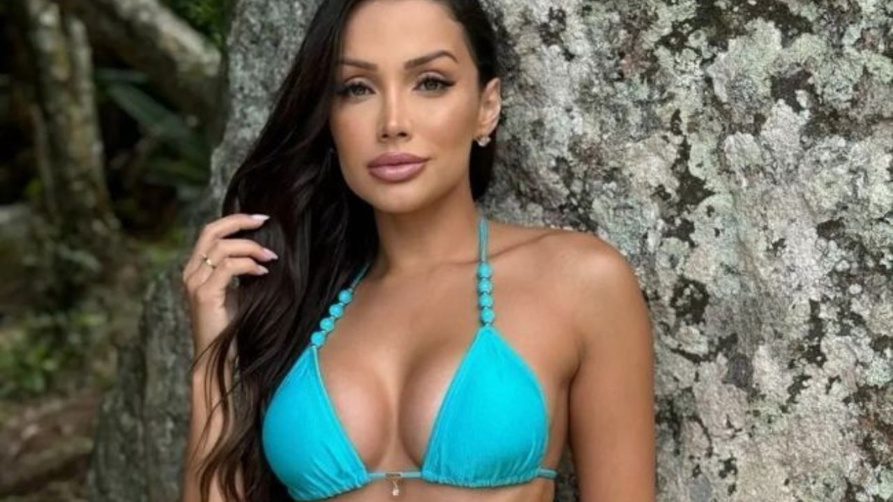 Como o biquíni de fita realça sua silhueta com simplicidade