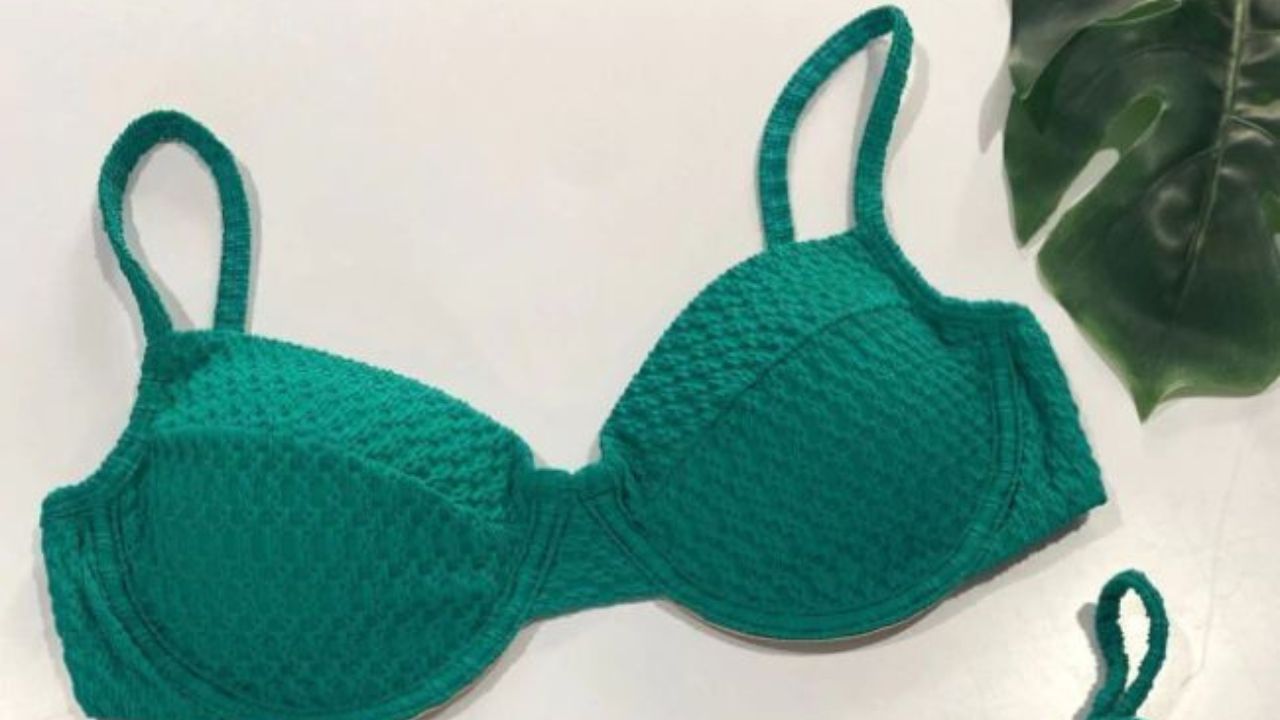 O modelo meia taça que traz sustentação e elegância para seu look de praia