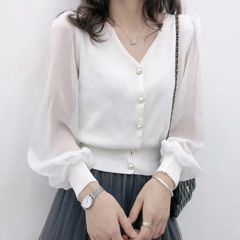 Blusa Feminina Manga Longa com Renda e Botões Look Casual Elegante