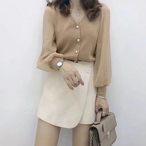 Blusa Feminina Manga Longa com Renda e Botões Look Casual Elegante