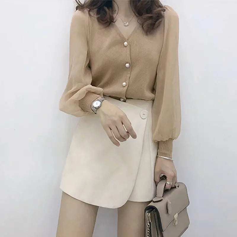 Blusa Feminina Manga Longa com Renda e Botões Look Casual Elegante