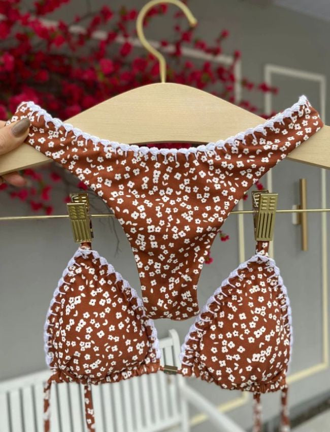 Biquíni Cortininha Flor com Crochê Calcinha Asa Delta - Marrom