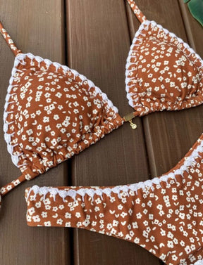 Biquíni Cortininha Flor com Crochê Calcinha Asa Delta - Marrom