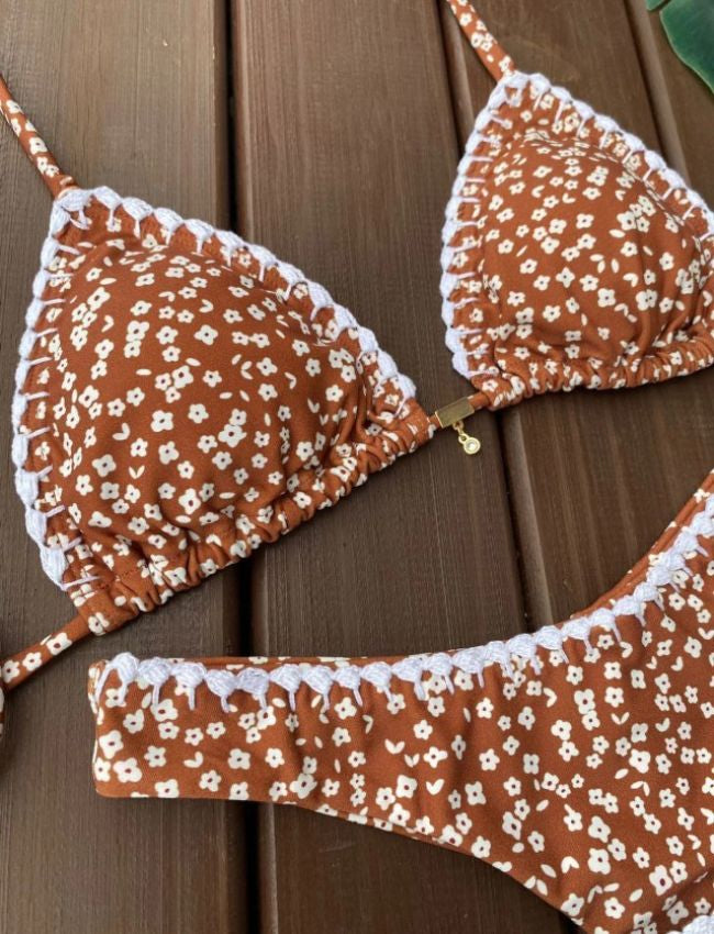 Biquíni Cortininha Flor com Crochê Calcinha Asa Delta - Marrom