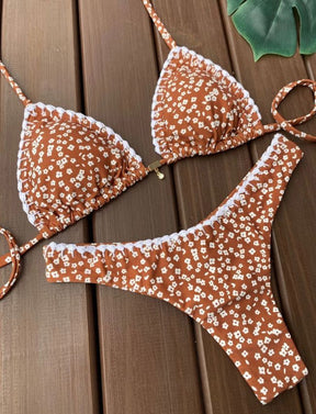 Biquíni Cortininha Flor com Crochê Calcinha Asa Delta - Marrom