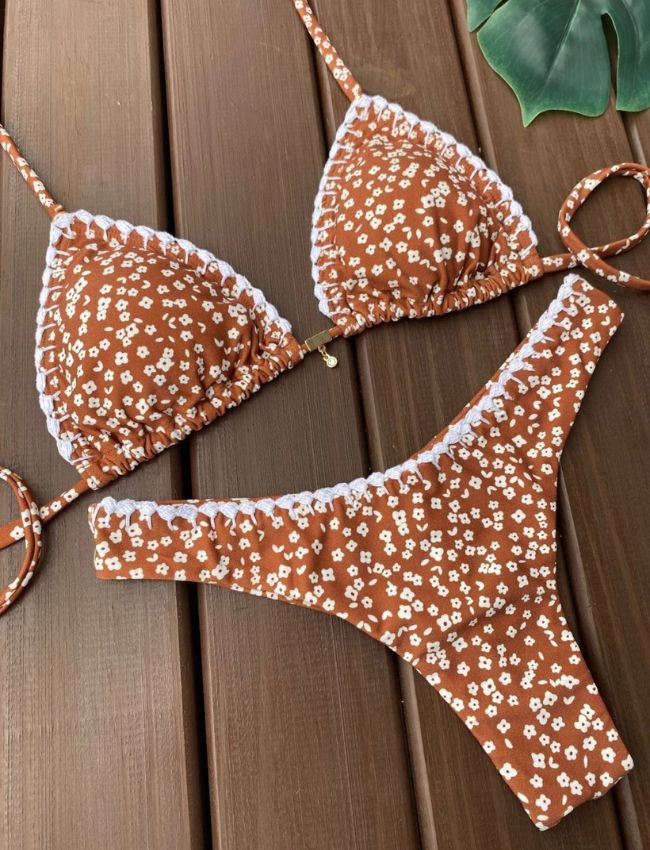 Biquíni Cortininha Flor com Crochê Calcinha Asa Delta - Marrom