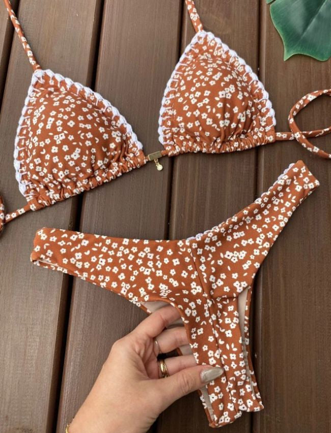 Biquíni Cortininha Flor com Crochê Calcinha Asa Delta - Marrom
