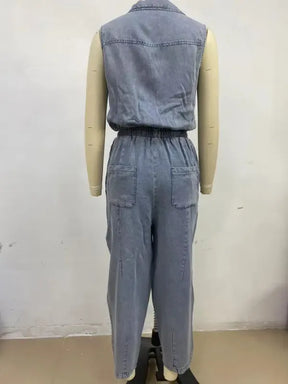 Macacão Jeans Feminino Sem Mangas com Cordão e Bolsos