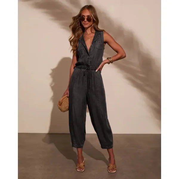 Macacão Jeans Feminino Sem Mangas com Cordão e Bolsos