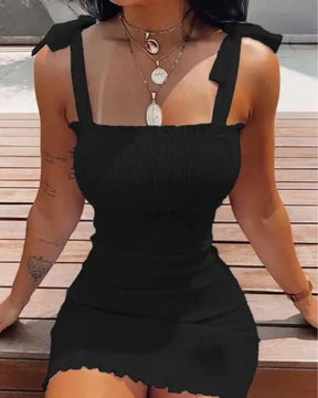 Vestido Branco Off-Shoulder Curto com Faixa Ajustável na Cintura