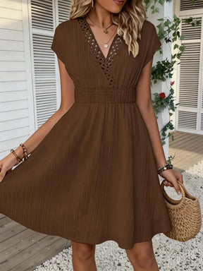 Vestido de Renda Francesa Cintura Marcada Manga Bufante Look Elegante
